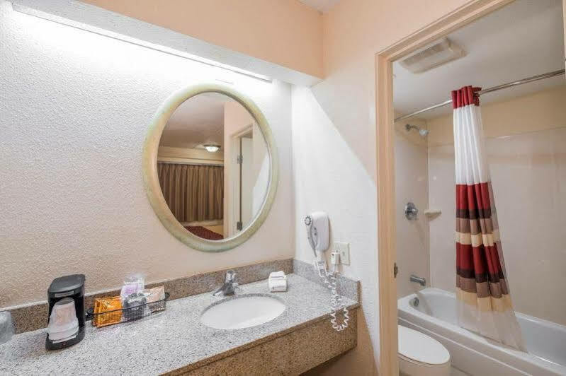 Red Roof Inn Tallahassee - University Ngoại thất bức ảnh